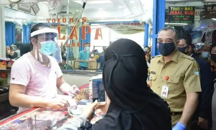 Bupati Zaki Edukasi Warga dan Pedagang Pasar Curug