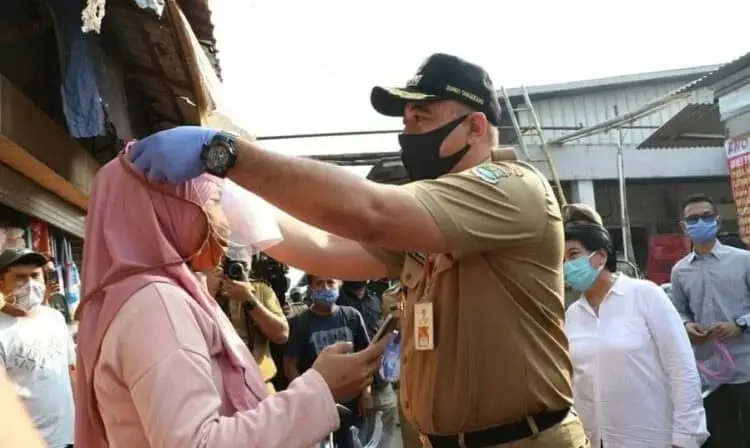 Pasar Tradisional Disorot, Bupati Zaki Bagikan Masker
