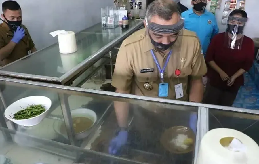 Bupati Zaki Pakaikan Masker dan Makan di Warteg