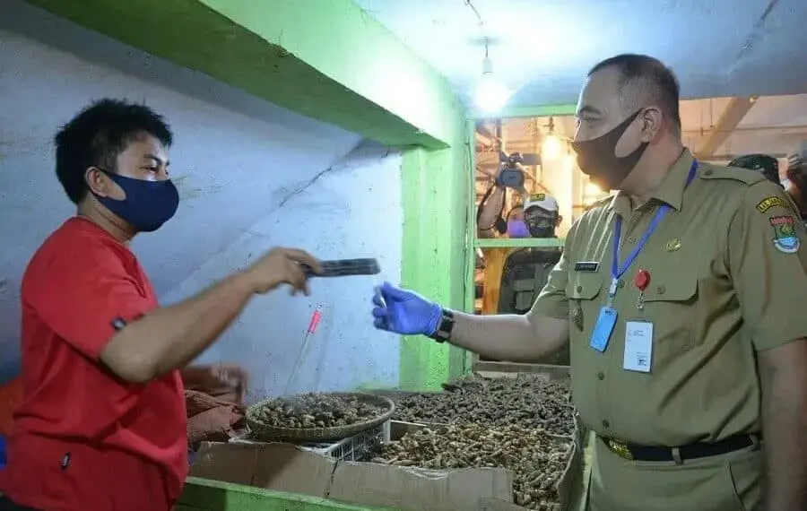 Bupati Zaki Pakaikan Masker dan Makan di Warteg
