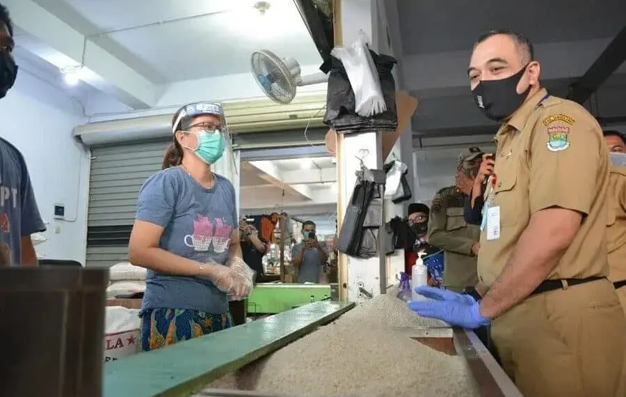 Bupati Zaki Pakaikan Masker dan Makan di Warteg