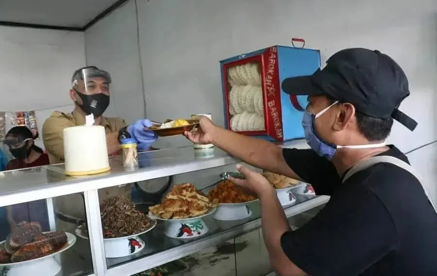 Bupati Zaki Pakaikan Masker dan Makan di Warteg