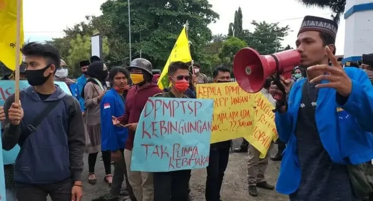 Gelar Aksi, Mahasiswa Duga DPMPTSP Biarkan Perusahaan Ilegal Beroperasi