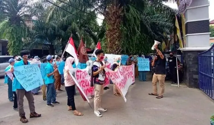 Tuntut Kasus Pencurian LPJ Dihentikan, Massa Demo Mapolresta Tangerang