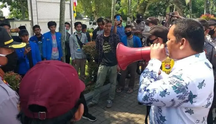 Temui Pendemo, Ketua Komisi I DPRD Pandeglang Minta Mahasiswa Bersabar