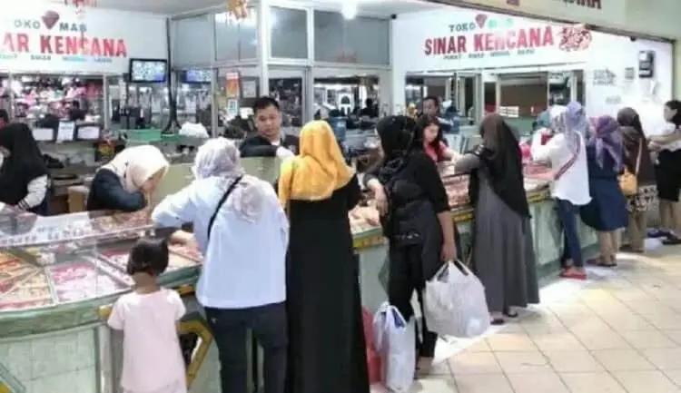 Warga Tangsel Ramai-Ramai Gadaikan Emas
