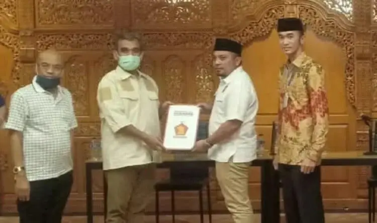 Sekjen DPP Gerindra Serahkan SK Pengusungan Ulum-Eki