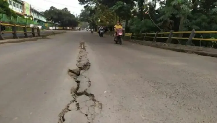 Jembatan Jaletreng Cilenggang Retak-retak