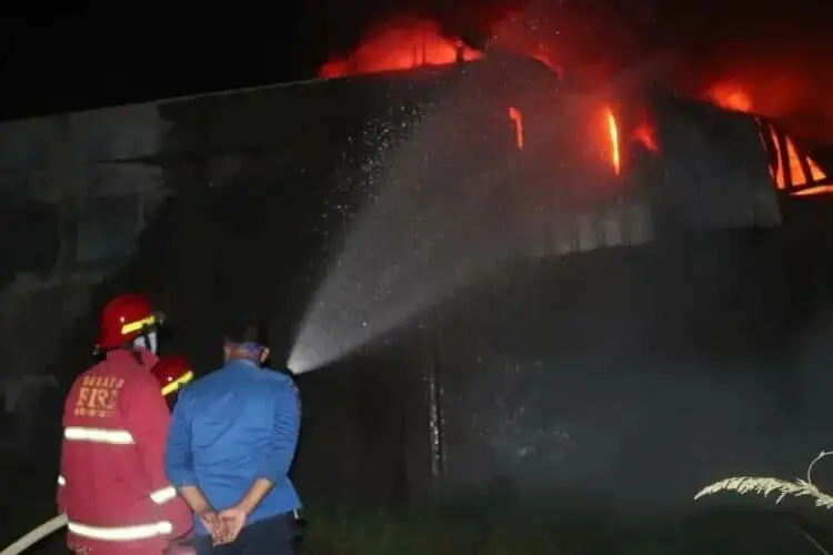 Jelang Shubuh, Toko Material Ludes Terbakar