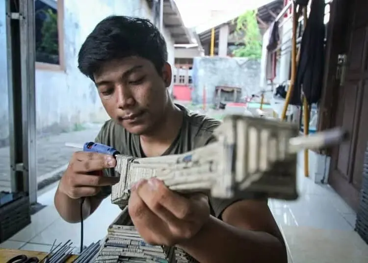Kerajian Limbah Koran Bekas