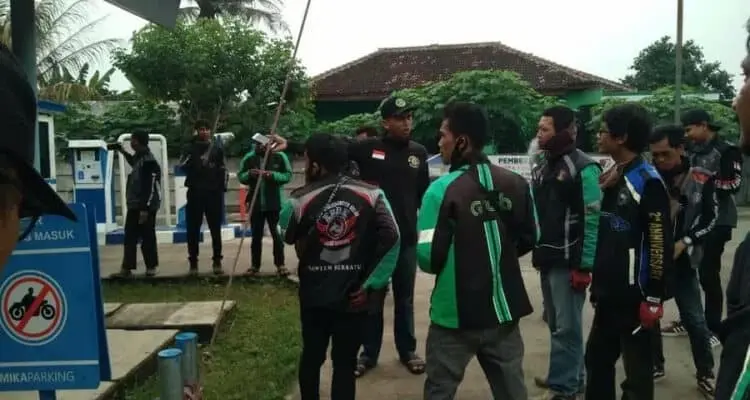 Diduga Jatuh Saat Nyalip Truk, Driver Ojol Wanita Tewas Terlindas