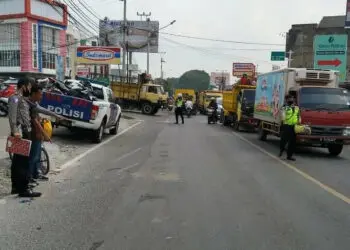 Pecah Ban, Mobil Jenazah Terbalik di Jalan Raya Serang-Cilegon