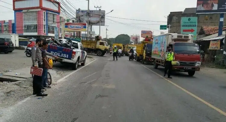 Ayla dan Truk Engkel Tabrakan, Pengemudi Luka Ringan