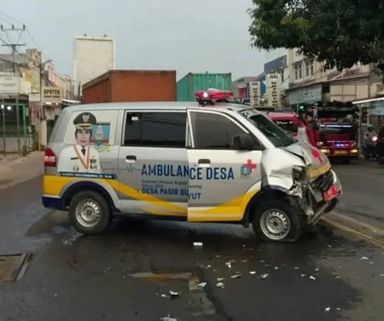 Tabrak Tronton, Ambulans Desa Pasir Buyut Ringsek