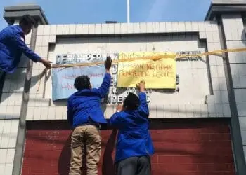 Perusahaan Ilegal Dibiarkan, Mahasiswa Segel Gedung DPRD Pandeglang