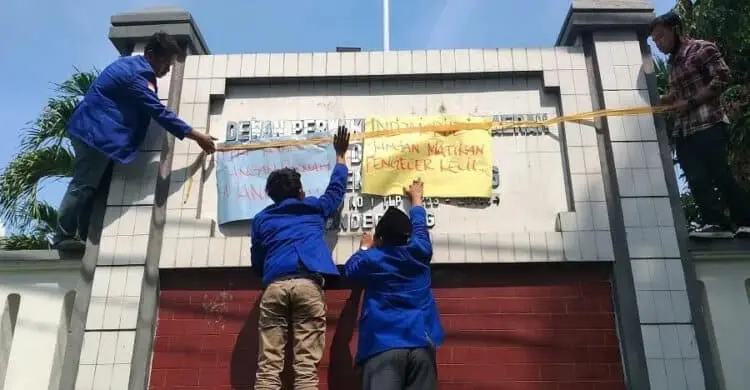 Perusahaan Ilegal Dibiarkan, Mahasiswa Segel Gedung DPRD Pandeglang