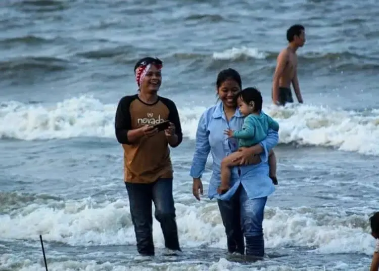 Pantai Tanjung Pasir Mulai Diserbu Warga
