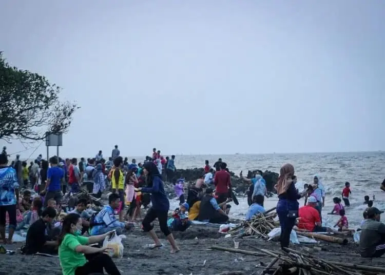 Pantai Tanjung Pasir Mulai Diserbu Warga