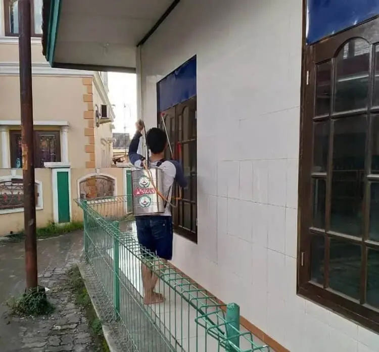 Pemuda Tunas Praja Semprot Kampung dengan Disinfektan