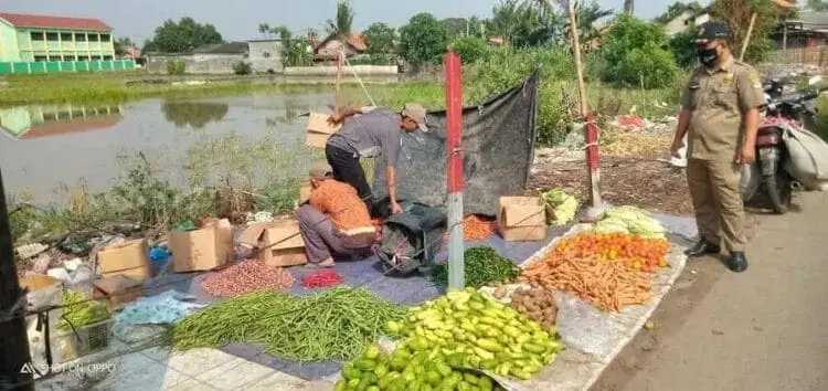 PKL di Jalan Raya Pakuhaji Ditertibkan