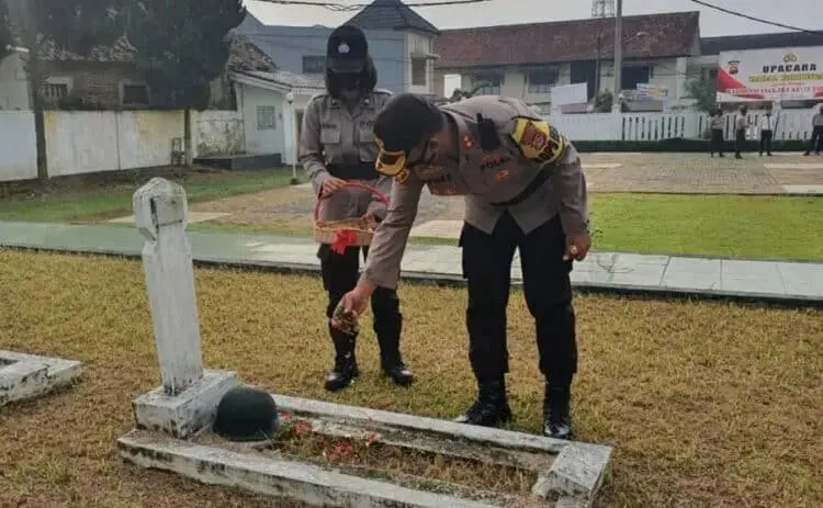 Personel Polres Pandeglang Ziarah ke Makam Pahlawan