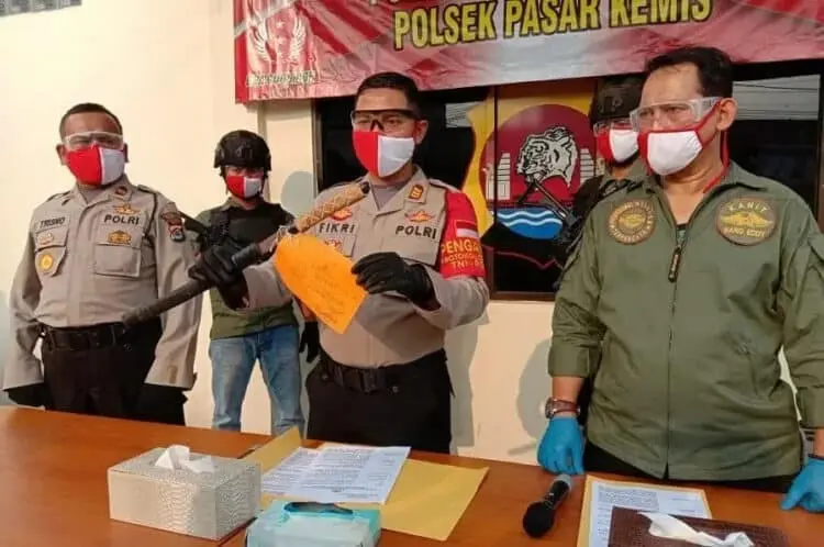 Antre Cek Suhu Tubuh di Pabrik, Pria Bersamurai Dibekuk