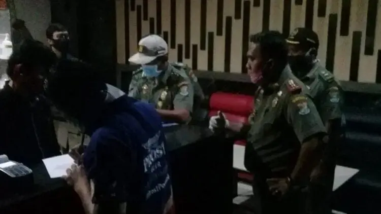 Nekat Beroperasi di Masa PSBB, Delapan Tempat Karaoke dan Spa Ditutup