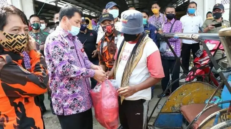 Di Pasar Mauk, Sekda Rudi Maesyal Bagikan Masker dan Ikan Segar