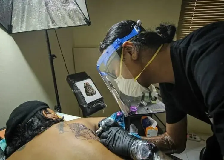 Protokol Kesehatan Seniman Tato