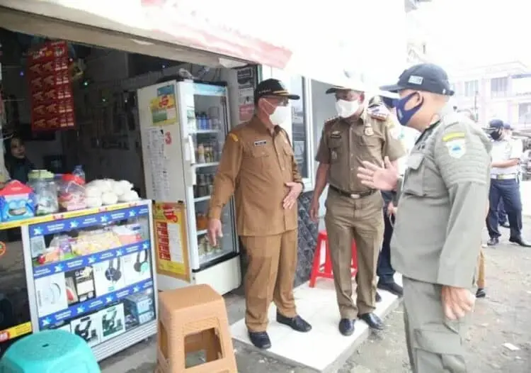 Pemkab Pandeglang Tertibkan PKL Sekaligus Sosialisasi New Normal