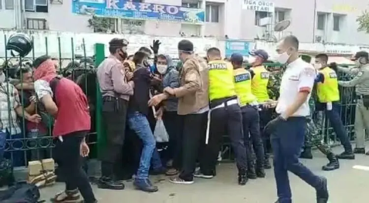 Ada Pembatasan, Calon Penumpang KRL di Stasiun Rangkas Saling Dorong