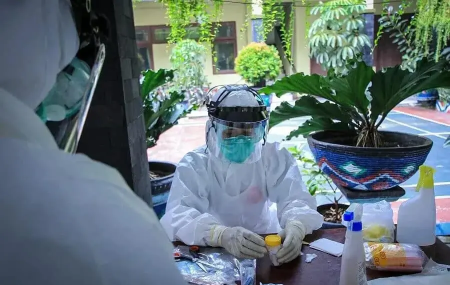 Petugas Satpol PP Kota Tangerang Di-Swab Test