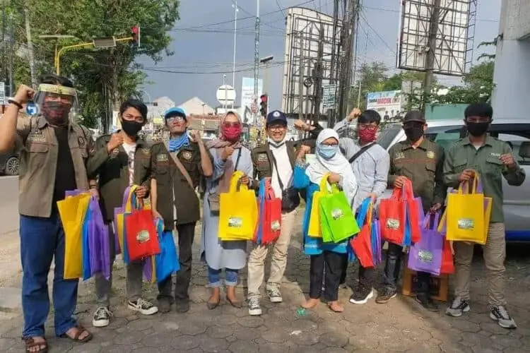 Hari Lingkungan Hidup Sedunia, HMTL Unbaja Sebar Ratusan Goody Bag