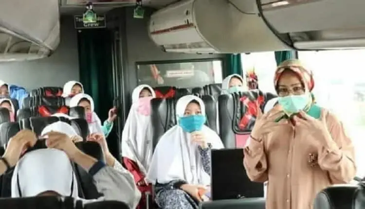 Lepas 160 Santri Ponpes Gontor, Airin Ingatkan Jangan Lupa Pakai Masker