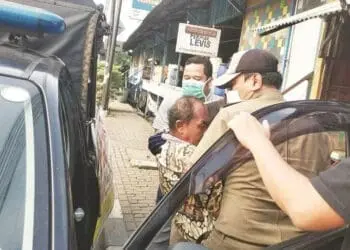 Jatuh Tersungkur, Lansia Ditolong Walikota Arief