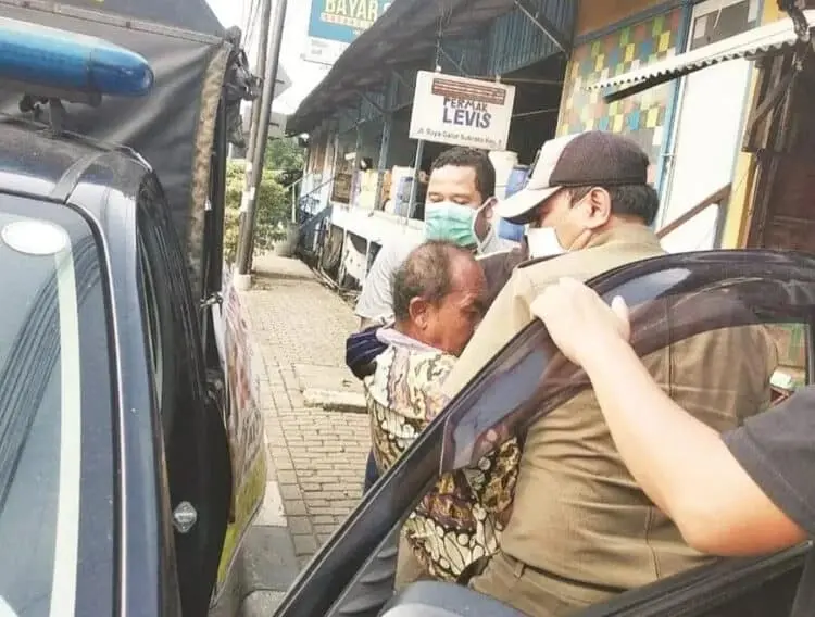 Jatuh Tersungkur, Lansia Ditolong Walikota Arief