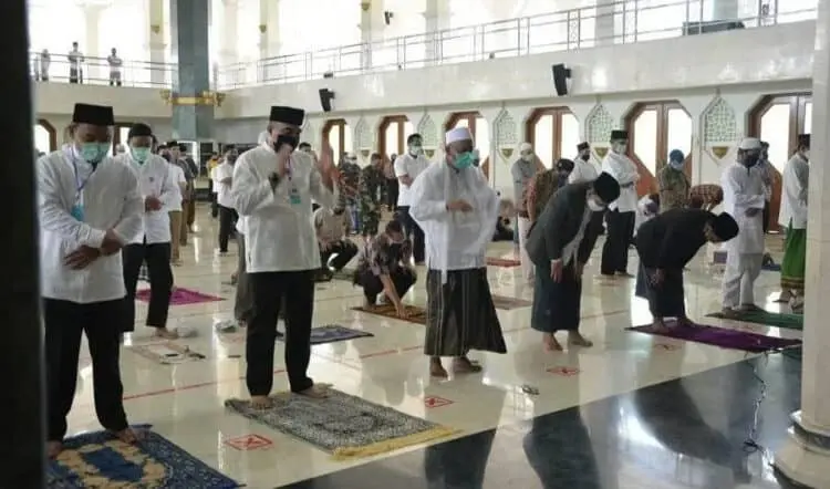 Salat Jumat di Masjid Al-Amjad, Bupati Zaki Pesan Patuhi Protokol Kesehatan
