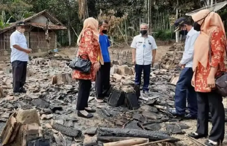 PDAM Pandeglang Bantu Korban Kebakaran
