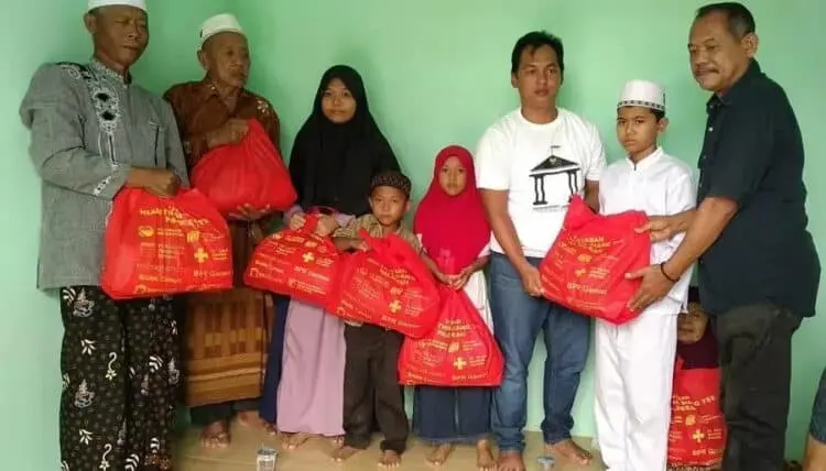 Dibagi Sembako, Warga Waringin Kurung Terharu