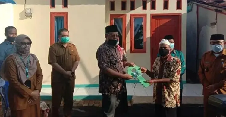 Benyamin Serahkan 13 Kunci Rumah ke Warga Cilenggang dan Serpong