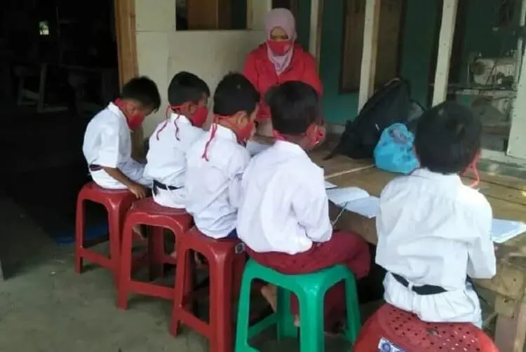 Tempuh Jarak Jauh Karena Anak Didik Terkendala Ponsel