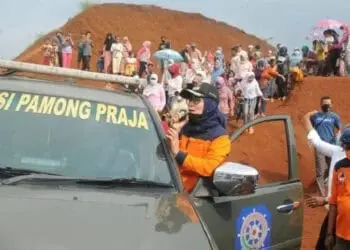 Dari Mobil Satpol PP, Bupati Iti Umumkan Bantuan untuk Warga Cigobang