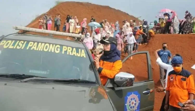 Dari Mobil Satpol PP, Bupati Iti Umumkan Bantuan untuk Warga Cigobang