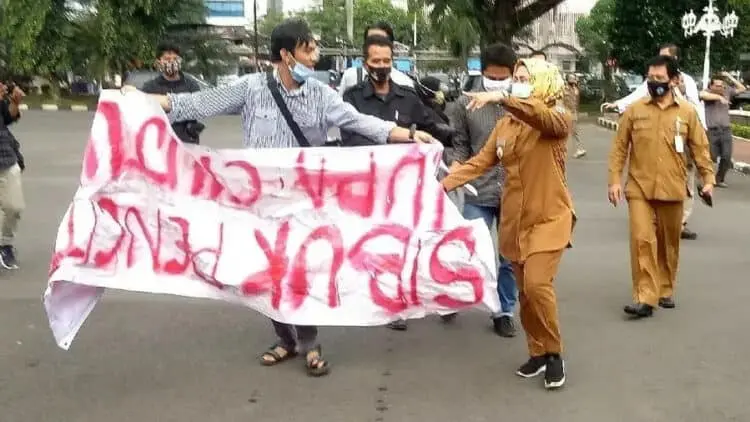 Bupati Tatu dan Pendemo Bersitegaang