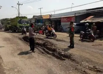 Jalan Arif Rahman Hakim Cibadak Rusak Parah