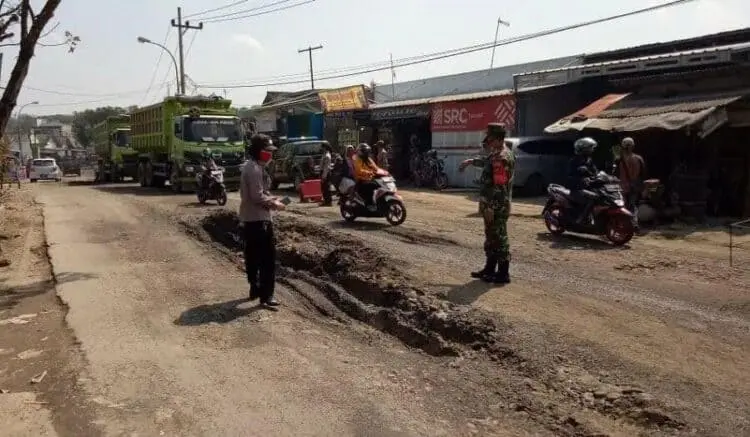 Jalan Arif Rahman Hakim Cibadak Rusak Parah