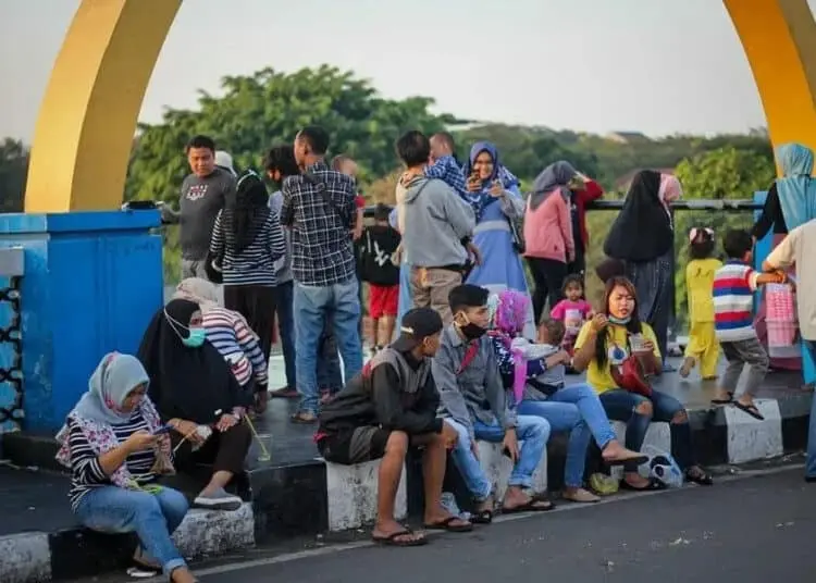 Weekend, Jembatan Gerendeng Dipenuhi Warga