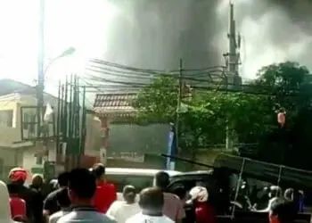 Lapak Pengepul Dekat Tower Sutet Terbakar