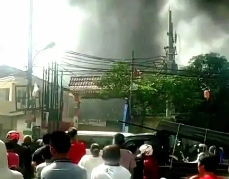 Lapak Pengepul Dekat Tower Sutet Terbakar