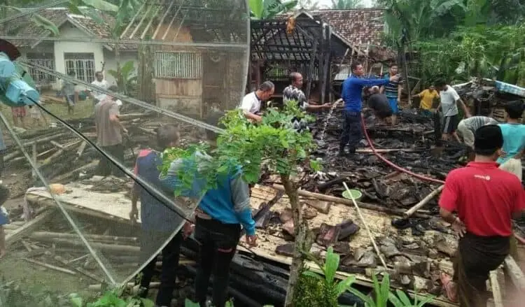 Ditinggal ke Sawah, Rumah Warga Ludes Terbakar